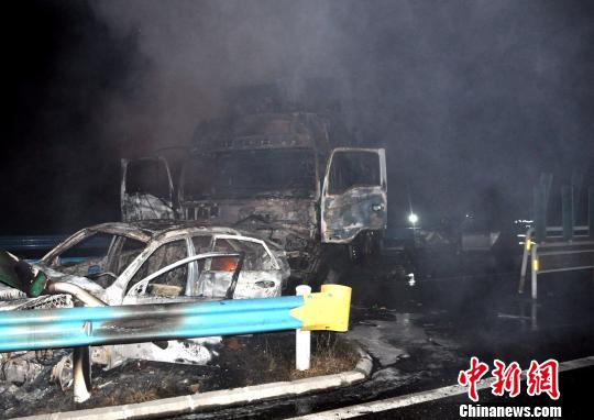 10月2日0時許，杭瑞高速貴州江口縣往銅仁市方向，距王家溝隧道出口200米處，發(fā)生一起三車追尾交通事