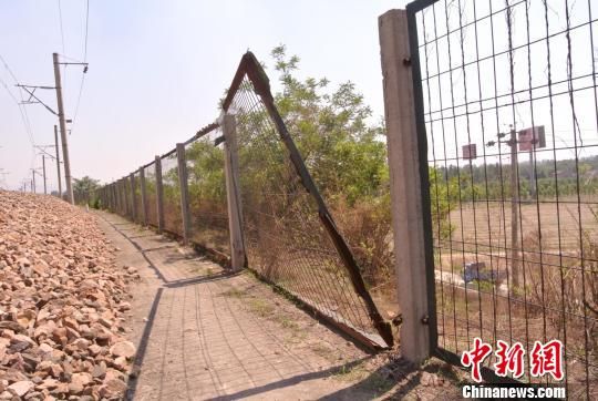 山西侯馬男童被火車(chē)撞 鐵路方索要出警救護(hù)費(fèi)(圖)