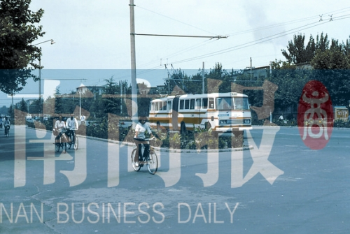 1983年的建設路,已經有了電車 1983年的建設路,已經有了電車