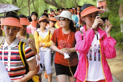 未名湖畔,游人紛紛拍照留念。 未名湖畔,游人紛紛拍照留念。