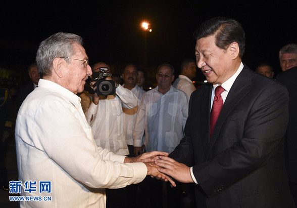 這是古巴國務委員會主席兼部長會議主席勞爾·卡斯特羅到機場為習近平送行。 這是古巴國務委員會主席兼部長會議主席勞爾·卡斯特羅到機場為習近平送行。