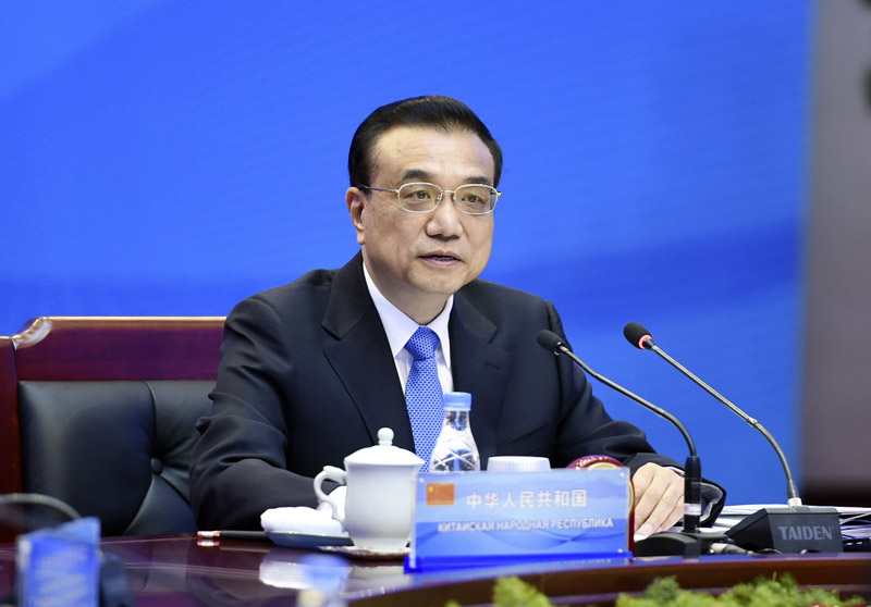 李克強(qiáng)總理15日上午在鄭州國(guó)際會(huì)展中心主持上合總理會(huì)小范圍會(huì)談。 李克強(qiáng)總理15日上午在鄭州國(guó)際會(huì)展中心主持上合總理會(huì)小范圍會(huì)談。